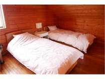 寝室は全部で3室。ダブルベットの部屋が１つと、シングルベッド4つの部屋が2つです。