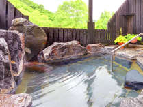 *【露天風呂】四季を肌で感じられる、岩造りの露天風呂。