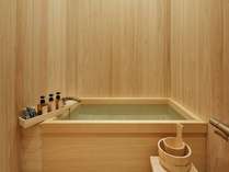 【温泉気分の広々贅沢檜風呂】贅沢にも一室一室に設けられた檜風呂は日々の疲れを癒してくれると大好評。