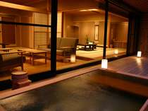 【庭園・露天風呂付和室　本間15畳+次の間】畳の本間と広縁、縁側には日本庭園を独占できる専用の露天風呂