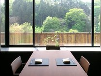 食事処「茶寮」。伊香保の自然を望むテーブル席もご用意しております。 写真
