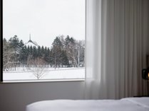 ゲストルーム冬景色：21平米禁煙・シモンズ製ベッド　シンプルながら温かみのある空間でお寛ぎください。