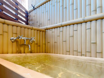 温泉：露天風呂付き客室「401」1名様用のヒノキ浴槽。シャワー、洗い場ありません。