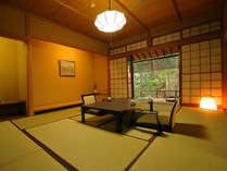 【桧の露天風呂付客室】和風のテラスが付いた、高級感あふれる和室は、特別室ならではの贅沢。
