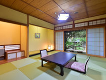 【桧の露天風呂付客室】和風のテラスが付いた、高級感あふれる和室は、特別室ならではの贅沢。
