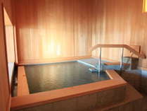 【展望風呂】青森ヒバと十和田石で仕上げた内風呂。大窓からは雄大な景色をご堪能いただけます。