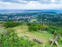 乙羽岳森林公園中央展望台から古宇利島を望む。