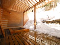 *冬季は雪を間近に露天風呂をお楽しみ下さい。