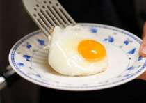 【朝食】ホットプレートでお好みの焼き加減で作る、目玉焼きも人気。