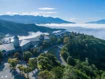 雲海と八ヶ岳連峰とホテル全景
