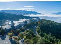 雲海と八ヶ岳連峰とホテル全景 写真