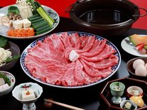 すき焼きの名のごとく、まずお肉を焼いて後から味付けをしていく京都風です。
