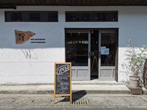 カフェ＆ゲストハウス入口です。1階がカフェ・ショップスペース、店内の階段を登った2階がゲストハウスです 写真