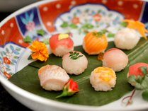 【朝食ブッフェ】寿司刺身ステーションにて、彩り華やかな「てまり鮨」をご用意しております。
