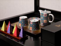【客室設備】全客室にコーヒーメーカーと伝統工芸品の九谷焼茶器をご用意しております。