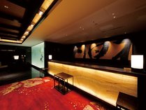 加賀友禅の伝統的な柄を施したガラスの光壁や金箔のアート作品など、伝統文化や工芸を散りばめています。