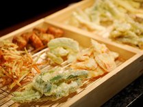 揚げたての天ぷらをライブキッチンで提供しております。