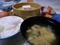 【朝食】地元で採れたお米とおふくろの味がするお味噌汁。卵や豆腐とお腹に優しい朝食。