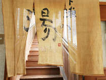 貸切風呂への木の階段。竹灯りをお楽しみください♪