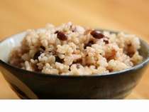 【玄米】十勝産の小豆、黒豆などが入ったふっくら玄米ご飯。朝食でチョイス可能です。