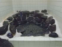 【鈍川温泉】5名様位まで入れる中浴場（貸切）。湯治のお客様に特に人気の鈍川温泉をお楽しみ下さい。