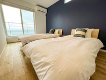 ・海が一望できるベッドルームにはシングルベッド2台を設置