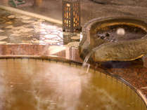 『ナトリウム炭酸水素塩泉』の天然温泉。手のひらから“スッ”とこぼれ落ちる滑らかで優しい湯