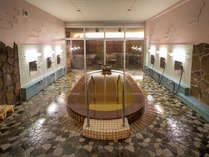 温泉大浴場は『源泉かけ流し』。大地の恵みをたっぷりと含んだ、“紅茶色”の湯をお楽しみください