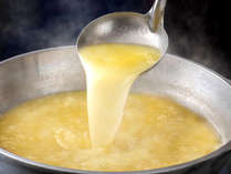 不純物を除き、7時間じっくりと煮込んだ自慢のスープ。濃厚、濃密にして透き通るような舌触り