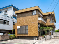 ・【外観】別府駅から徒歩約10分。近くには朝見川が流れ、朝見神社もすぐ近くです 写真