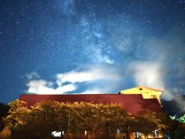 駐車場からの天の川と星空 写真