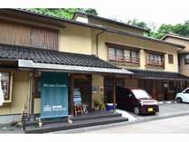 ゲストハウス外観。Appearance of the guest house from the outside.