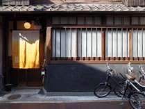 元・糸屋さんを営まれておられた築80年をこえる京町屋です。<BR>坪庭に面したフリースペースで旅の出会いを紡いでいただけることでしょう。