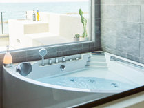 ・【浴室】海を眺めながらの入浴は至福のひととき。心ゆくまでお寛ぎください。