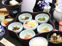【朝食】旅館の朝食は和食です。かき醤油で頂く卵かけごはんや、大野あさりの味噌汁が人気です。