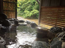 100%源泉掛け流しの「相生」の露天風呂、3,4名様でも楽しめる広さ。目の前には清流　湯西川。