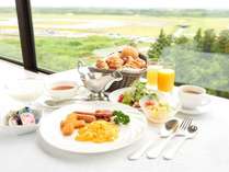 朝食ビュッフェイメージ　飛行機の離発着を眺めながら、お食事をお楽しみいただけます。