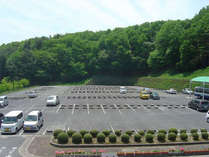 100台が駐車できる広々とした駐車場です