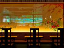 ◆レストラン　『嵯峨四季草花図』桜花・五山の送り火・楓・水仙で四季を表現