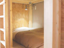 各ベッドには手元灯があります。ベッド脇のスペースには手荷物を置くことができるので安心です。