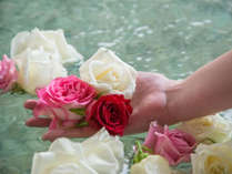 【大浴場】毎朝摘みたてのバラを浮かべた香り漂うバラ風呂です。