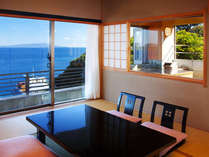 展望風呂客室。晴れた日には伊豆大島を望む絶景を堪能。ご夕食も専用メニューをご用意