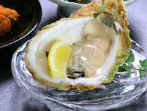 有明海で水揚げされる新鮮な殻付き牡蠣は生で贅沢に♪