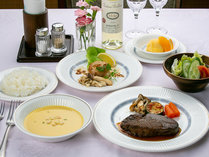 *夕食一例／牛ヒレステーキをメインに、スープ・お魚料理など全6品の洋食コース料理