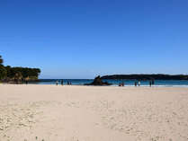 ・【三宇田浜】天然白砂の浜とエメラルドグリーンに輝く海は、まるで南国のよう