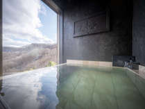 ３棟それぞれの客室露天風呂からは巡り巡る季節の風景をお楽しみいただけます。写真：ひとひかり