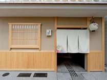 京都らしい和の門構え 写真