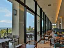 メインダイニング【Hill　Side　Grill　Restaurant】　ゆったり海を眺められるテラス席もございます