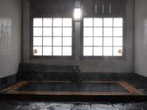【貸切風呂・檜風呂】源泉１００％かけ流しの温泉でリラックスした時間を満喫してください。