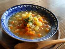 寒い季節は体の中から温まる野菜たっぷりスープはいかがですか？